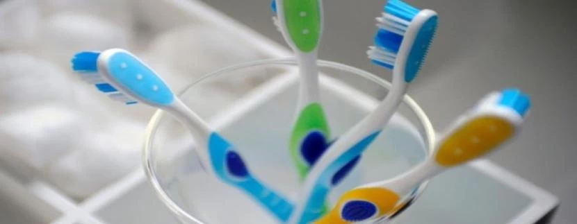 Έτσι θα καθαρίσετε τα δόντια σας αν δεν έχετε μαζί οδοντόβουρτσα